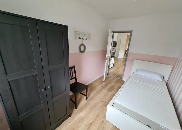 Grosse Ferienwohnung Naehe Flughafen Koeln Bonn